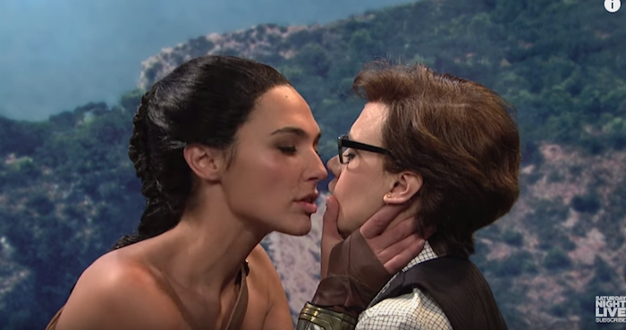 Gal Gadot Besa A La Comediante Kate Mckinnon En Saturday Night Live Y Causa Sorpresa En Los