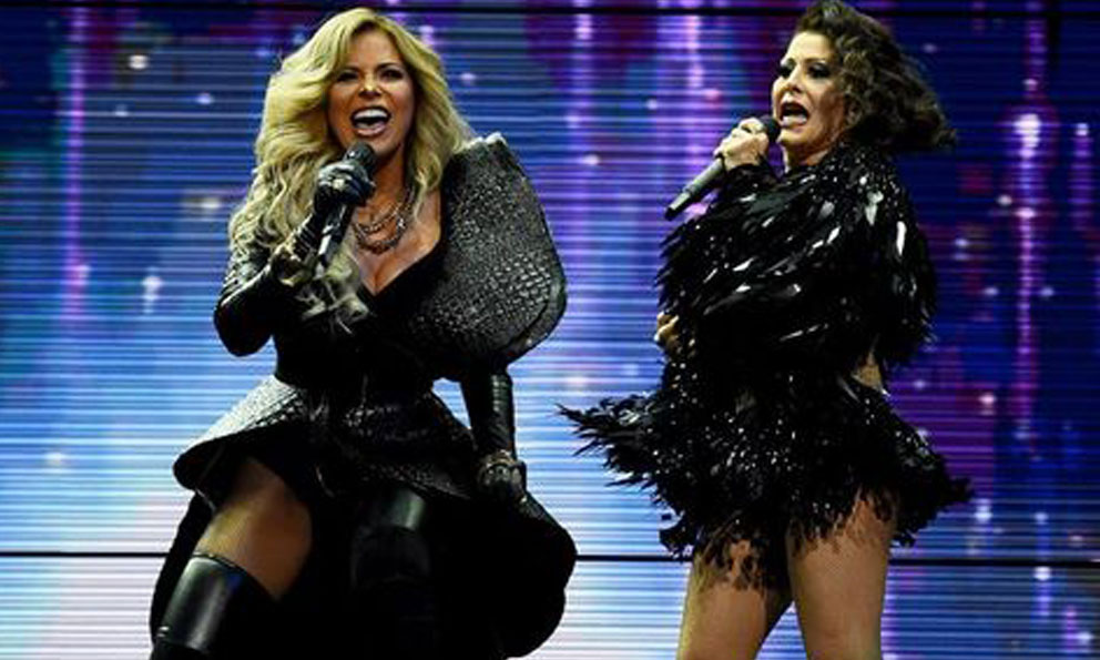 Alejandra Guzmán y Gloria Trevi se besan en pleno escenario (Video