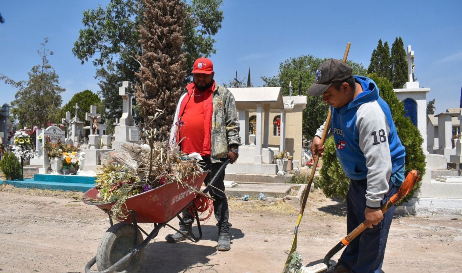 Servicios Municipales intensifican limpieza en el panteón El Saucito antes del Día de las Madres
