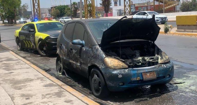 Incendio consume automóvil en la lateral de Salvador Nava