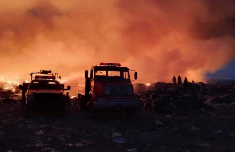 Ciudad Valles enfrenta otro incendio en su relleno sanitario; bomberos en acción