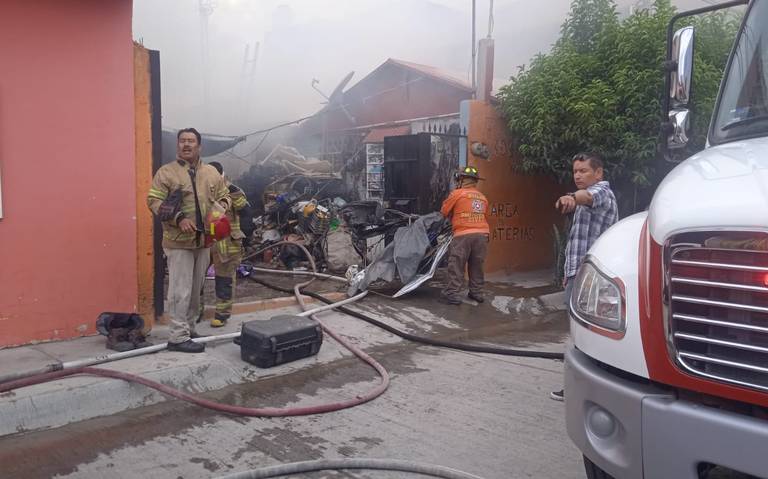 Intenso incendio en taller mecánico y recicladora de aceites en San Luis Potosí