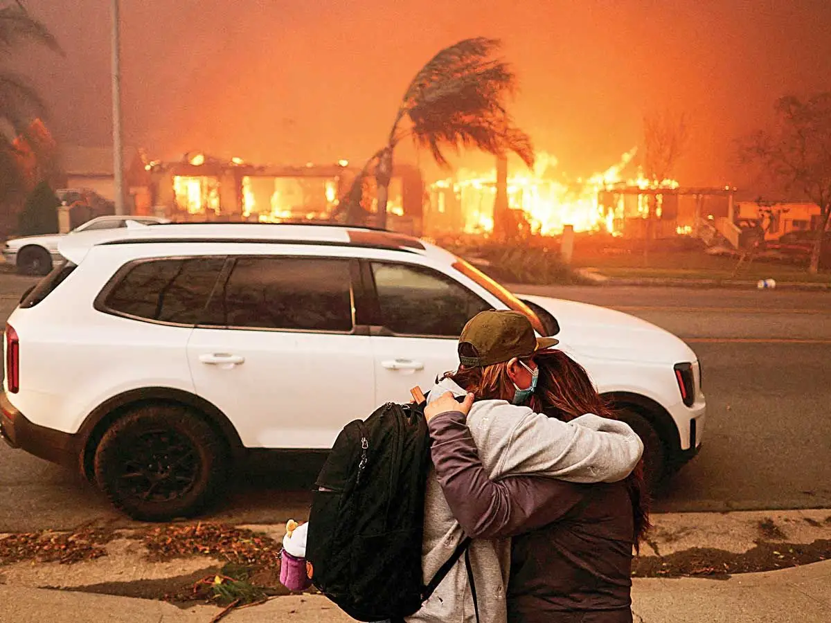 Más de 80 mil evacuados por el peor incendio en la historia de Los Ángeles