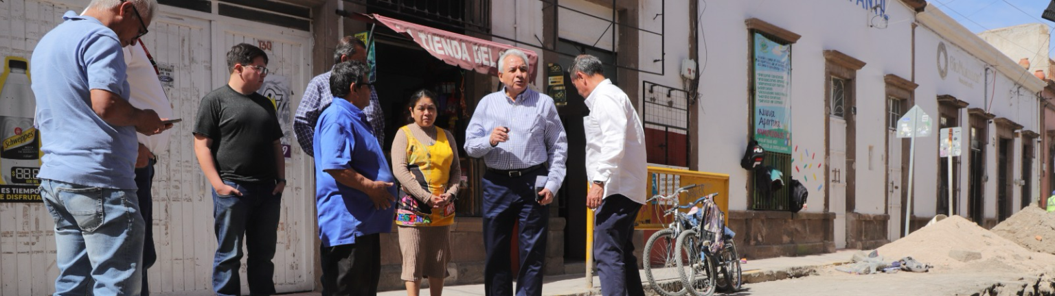 Junto con vecinos, director de Interapas supervisa avance de rehabilitación sanitaria de la calle Lerdo de Tejada