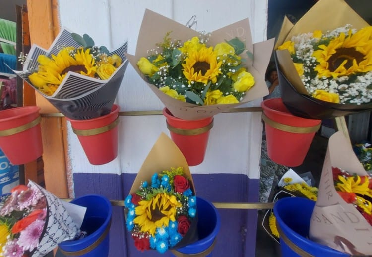 Flores amarillas conquistan a los potosinos: moda eleva precios en florerías