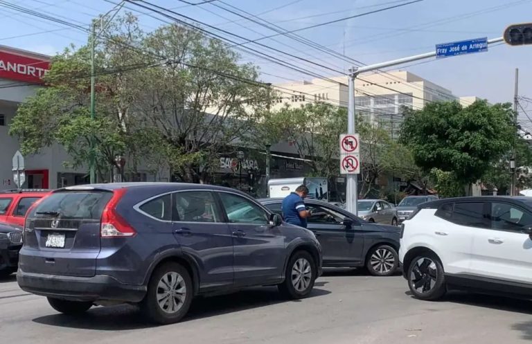 Camionetas colisionan en Carranza; no hubo lesionados