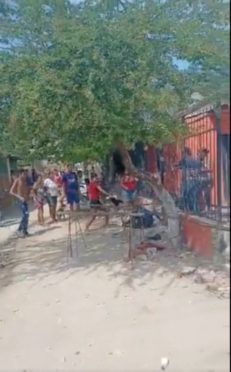 mujer golpea