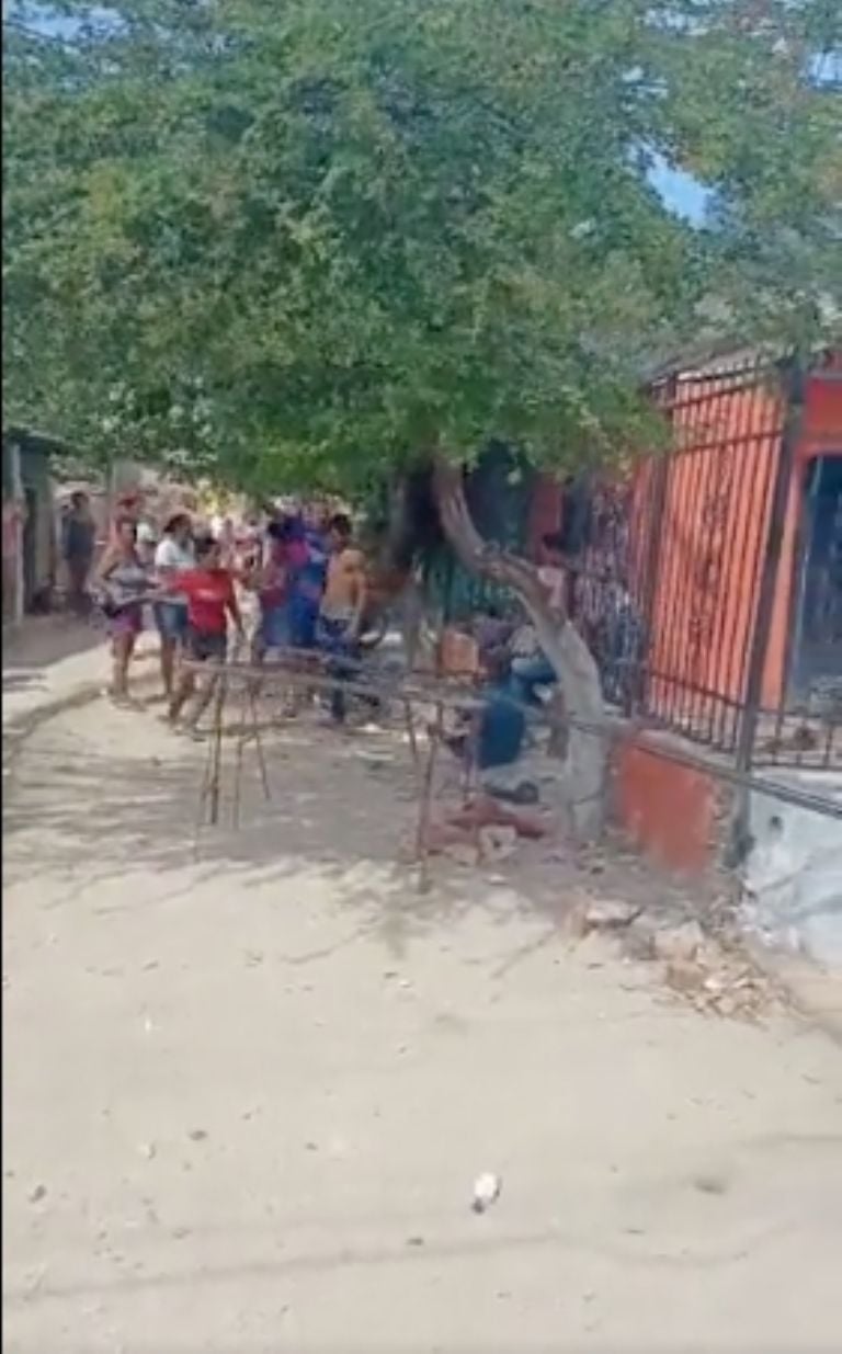 mujer golpea