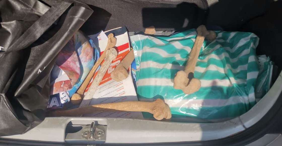 Mujeres robando huesos en Iztapalapa.