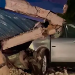 Camioneta se estrella contra tienda y derriba muro