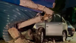 Camioneta se estrella contra tienda y derriba muro