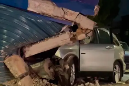 Camioneta se estrella contra tienda y derriba muro