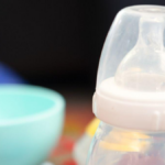 ¿Deben los bebés beber agua cuando hace calor?