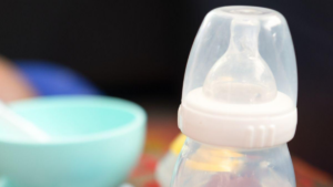 ¿Deben los bebés beber agua cuando hace calor?