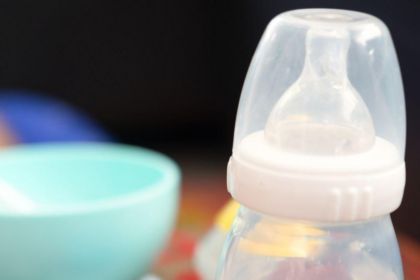¿Deben los bebés beber agua cuando hace calor?