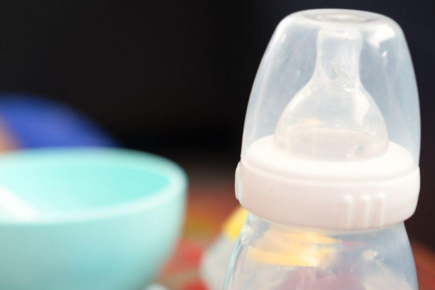 ¿Deben los bebés beber agua cuando hace calor?