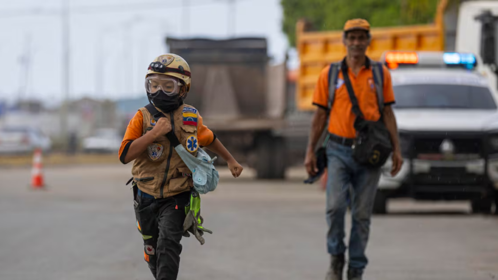 Sebastián, de 10 años, apoya brigadas tras sismos en La Guaira