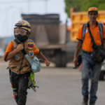 Sebastián, de 10 años, apoya brigadas tras sismos en La Guaira