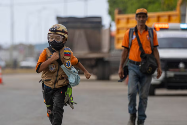 Sebastián, de 10 años, apoya brigadas tras sismos en La Guaira