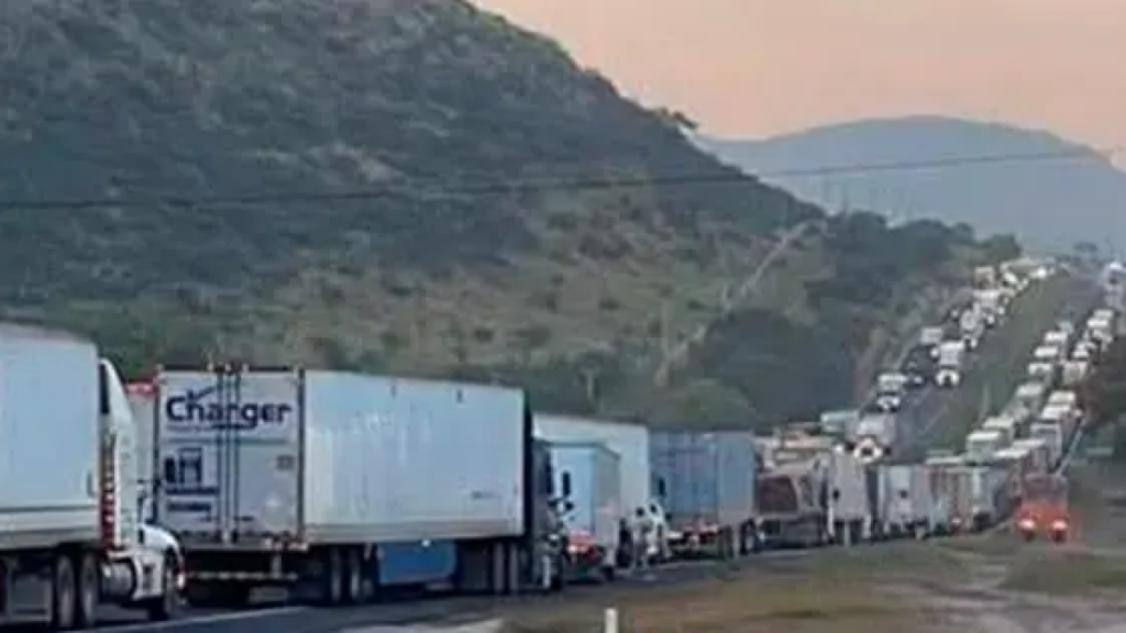 Volcaduras de tráiler y pipa paralizan la carretera 57