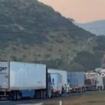 Volcaduras de tráiler y pipa paralizan la carretera 57