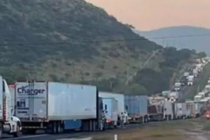 Volcaduras de tráiler y pipa paralizan la carretera 57